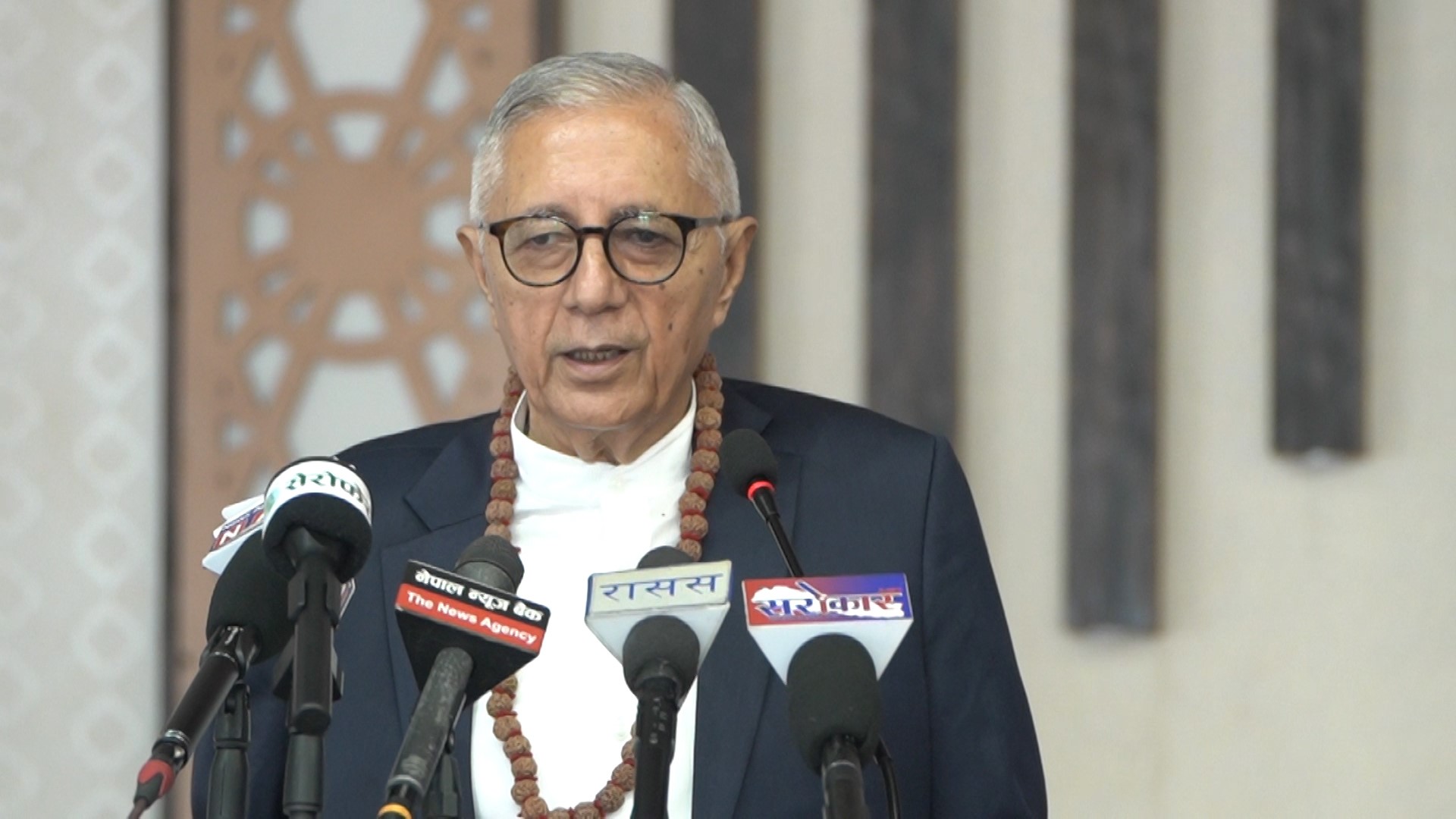 कार्यालय सहयोगीको भन्दा शिक्षकको तलब कम छ, यस्तो पनि हुन्छ भन्दै जंगिए  डा. कोइराला